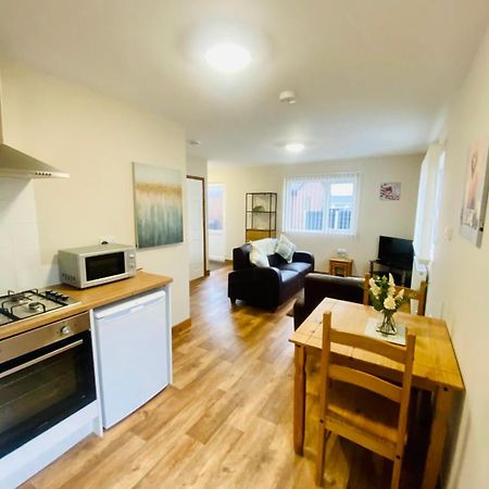 Elder Cabin With Hot Tub York Luaran gambar