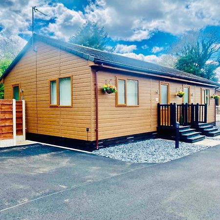 Elder Cabin With Hot Tub York Luaran gambar