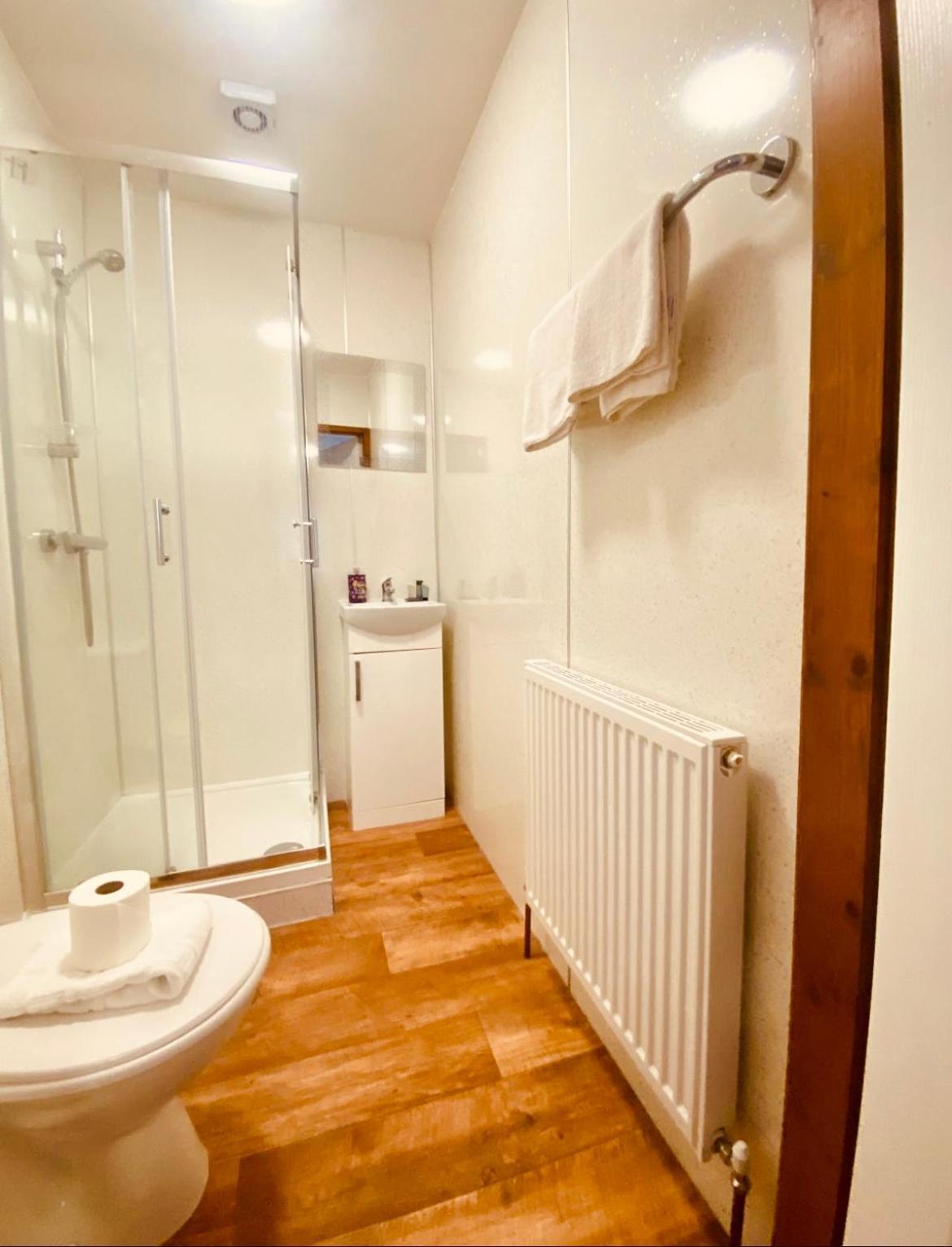 Elder Cabin With Hot Tub York Luaran gambar