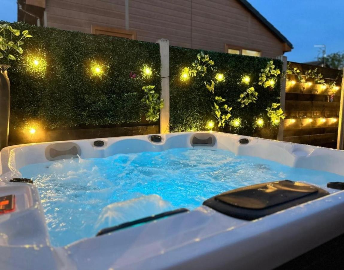 Elder Cabin With Hot Tub York Luaran gambar