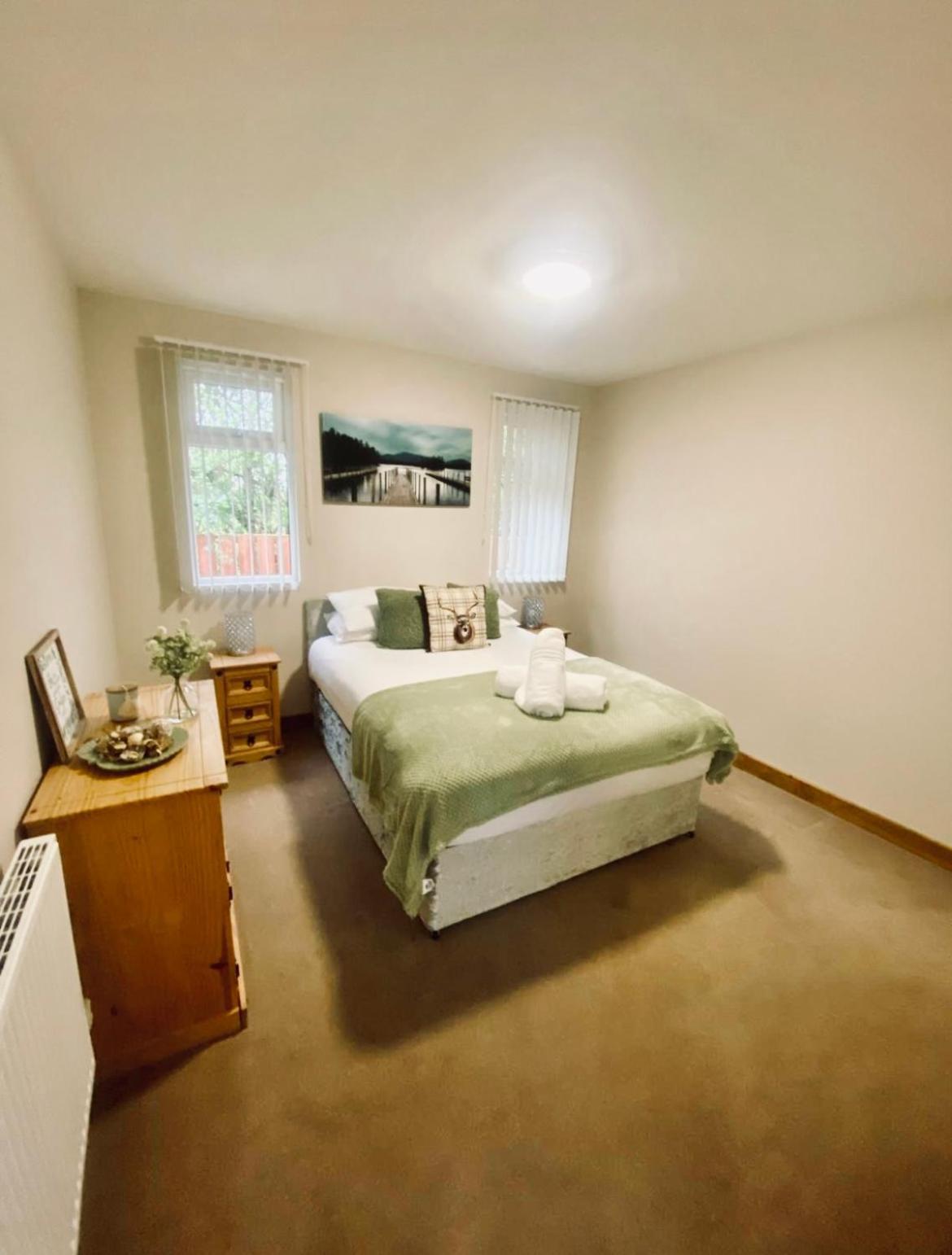 Elder Cabin With Hot Tub York Luaran gambar