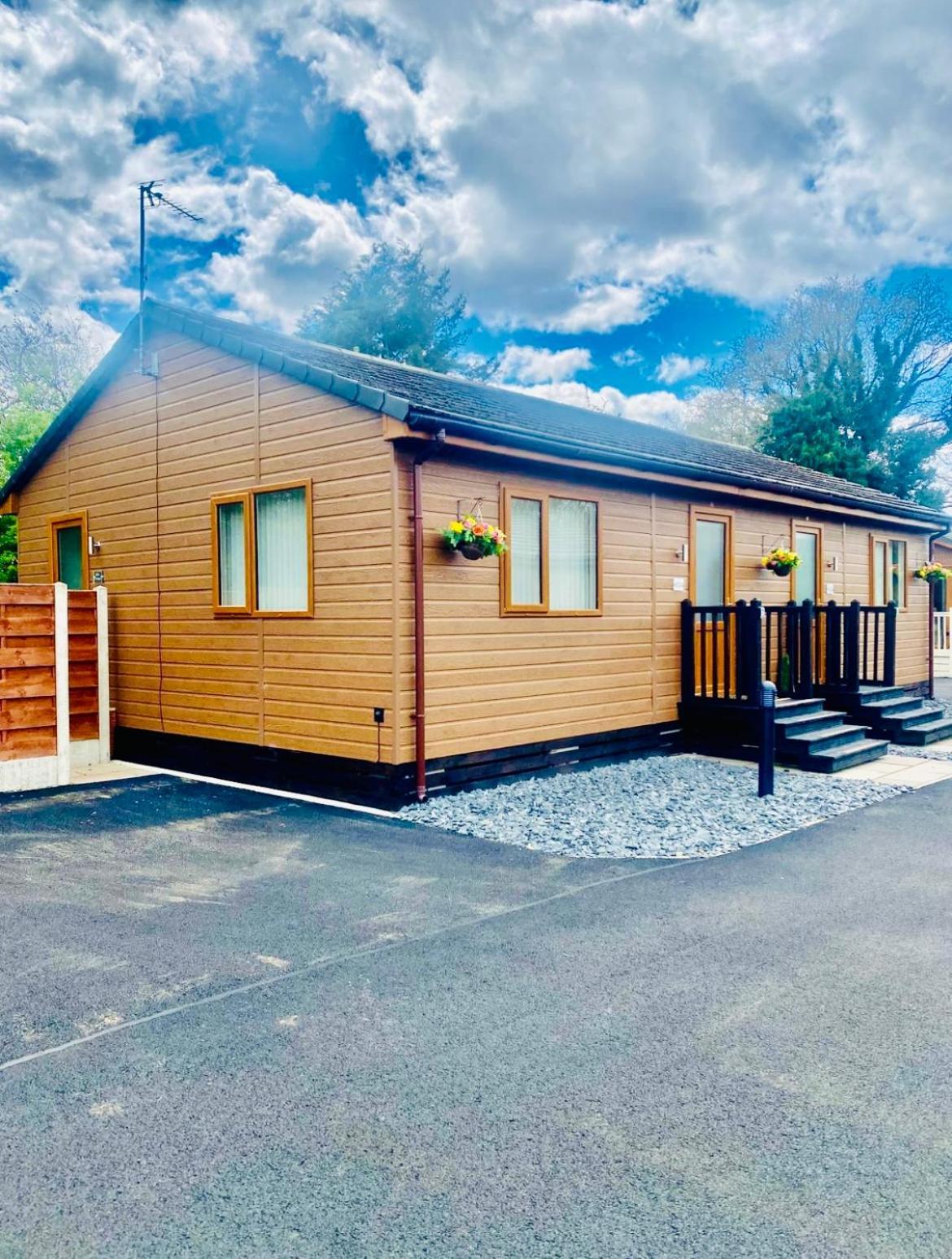 Elder Cabin With Hot Tub York Luaran gambar